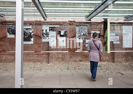 Eine junge weibliche Touristen an der Topographie des Terrors Freilichtmuseum an Stelle des ehemaligen Nazi-Gestapo-Hauptquartier in Berlin, Deutschland Stockfoto