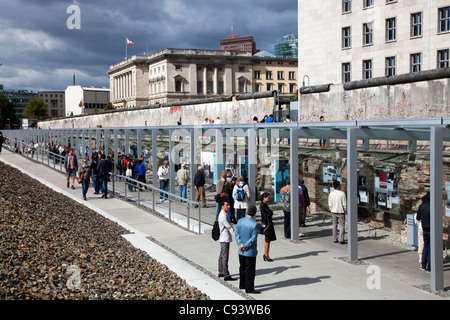 Die Topographie des Terrors Freilichtmuseum an Stelle des ehemaligen Nazi-Gestapo-HQ in Berlin, Deutschland. Teil der Berliner Mauer ist hinter. Stockfoto