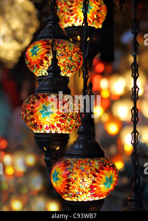 Traditionelle Vintage türkische Lampen über hellem Hintergrund in der Nacht Stockfoto