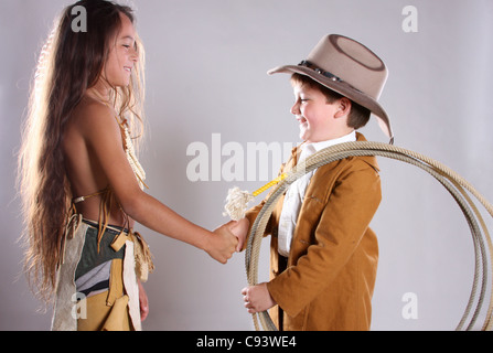 Ein Cowboy und Indianer mit einem Handschlag zu begrüßen Stockfoto