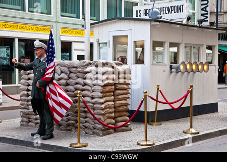 Checkpoint Charlie, der berühmten Berliner Mauer Grenzübergang zwischen Ost- und Westberlin, jetzt eine Sehenswürdigkeit Sightseeing. Stockfoto