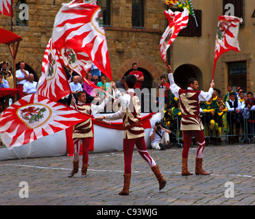 Volterra Italien Europa Flagge Wurf Wettbewerb. Volterra Hill Stadt Italien. Stockfoto