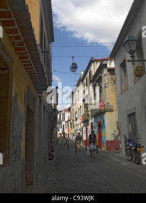 Seilbahn über die engen Gassen der Rua De Santa Marria Altstadt Funchal Madeira Portugal EU Europa Stockfoto