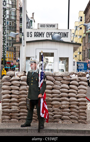 Checkpoint Charlie, der berühmten Berliner Mauer Grenzübergang zwischen Ost- und Westberlin, jetzt eine Sehenswürdigkeit Sightseeing. Stockfoto