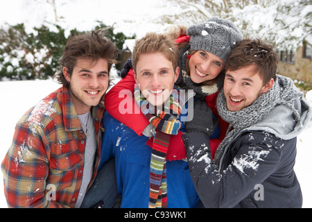 Gruppe junger Erwachsener im Schnee Stockfoto