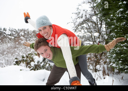 Junge Paare, die Spaß im Schnee Stockfoto