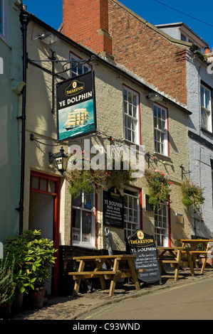 Ye Dolphin Pub außen im Sommer King Street Robin Hoods Bay Village North Yorkshire England Großbritannien GB Großbritannien Stockfoto