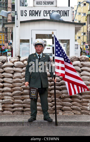 Checkpoint Charlie, der berühmten Berliner Mauer Grenzübergang zwischen Ost- und Westberlin, jetzt eine touristische Sehenswürdigkeit. Stockfoto