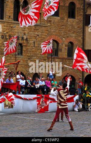 Volterra Italien Europa Flagge Wurf Wettbewerb. Volterra Hill Stadt Italien. Stockfoto