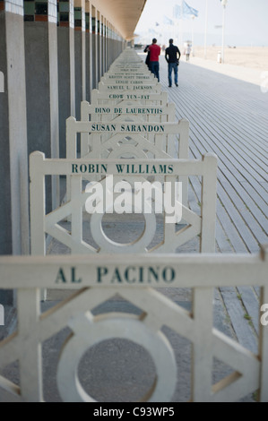 Promenade des Planches, Strandpromenade in High-Society-Badeort Deauville in der Normandie Côte Fleurie in Frankreich Stockfoto