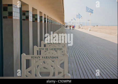 Promenade des Planches, Strandpromenade in High-Society-Badeort Deauville in der Normandie Côte Fleurie in Frankreich Stockfoto