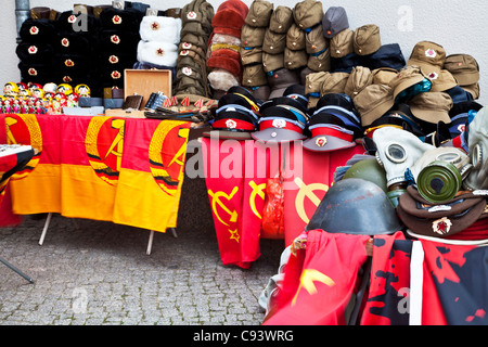 Fake-während des Krieges militärische Hüte und Kappen auf einem Tourist Souvenir-Stand in Berlin, Deutschland Stockfoto