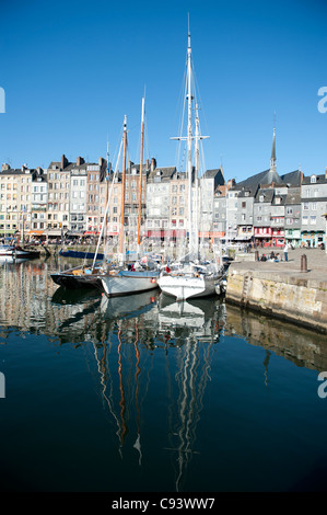 Segeln Sie Boote am alten Hafen, Blick Bassin, entlang der Quai St-Cathérine von Honfleur im Département Calvados, Normandie, Frankreich Stockfoto