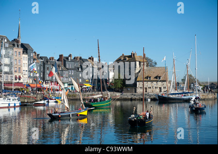 Lieutenance am alten Hafen, Vieux Bassin von Honfleur im Département Calvados, Normandie, Frankreich Stockfoto