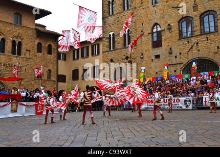 Volterra Italien Europa Flagge Wurf Wettbewerb. Volterra Hill Stadt Italien. Stockfoto