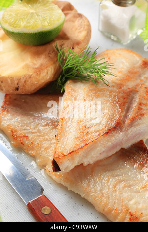 Pfanne gebraten weiße Fischfilets mit Kartoffel Stockfoto