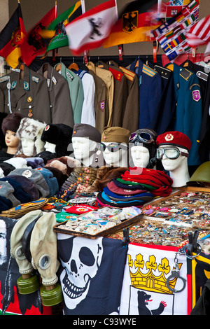 Fake-Kriegszeit Militäruniformen und Erinnerungsstücke an eine touristische Andenken Stand in Berlin, Deutschland Stockfoto