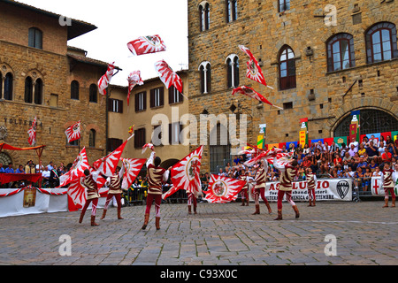 Volterra Italien Europa Flagge Wurf Wettbewerb. Volterra Hill Stadt Italien. Stockfoto