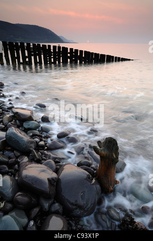 Flut bei Sonnenuntergang am Bossington Strand, Exmoor, Devon, UK. Stockfoto