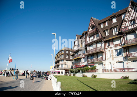 Die "Planches" Beach Boardwalk, der Trouville-sur-Mer in der Normandie grenzt an normannischen Stil Ferienhäuser, Hotels und Wohnungen Stockfoto