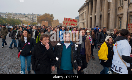 Paris, Frankreich, Occupy La De-fense, Frankreich, Gegen Gier der Unternehmen und Korruption der Regierung Marching, mit Zeichen, junge Menschen protestieren Aktien Stockfoto