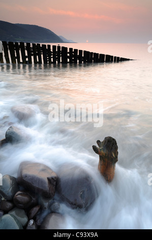 Flut bei Sonnenuntergang am Bossington Strand, Exmoor, Somerset, UK. Stockfoto