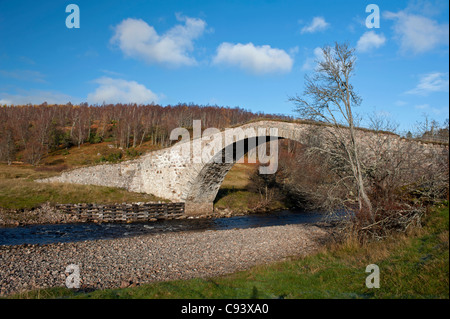 Sluggan Brücke über den Fluss Dulnain auf General George Wade Military Road in der Nähe von Carrbridge Strathspey.  SCO 7721 Stockfoto