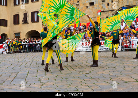 Volterra Italien Europa Flagge Wurf Wettbewerb. Volterra Hill Stadt Italien. Stockfoto