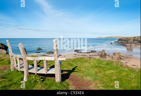 Groß gebaut Sitzplatz mit Blick auf Porthcothan Strand, Nordküste von Cornwall, UK Stockfoto