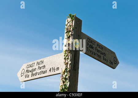 Finger-Holzpfosten aufzeigen von South West Coast Path Routen in Cornwall, Großbritannien Stockfoto