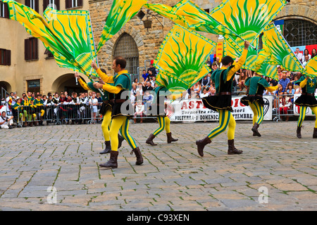 Volterra Italien Europa Flagge Wurf Wettbewerb. Volterra Hill Stadt Italien. Stockfoto