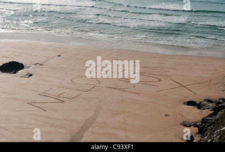 Wir lieben dich Mama x Nachricht gezogen im Sand am Strand von Cornwall, UK Stockfoto