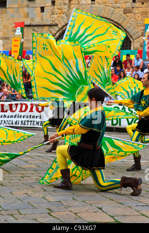 Volterra Italien Europa Flagge Wurf Wettbewerb. Volterra Hill Stadt Italien. Stockfoto