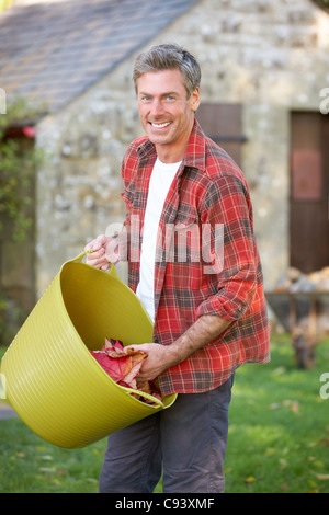 Mann arbeitet im Bauerngarten Stockfoto