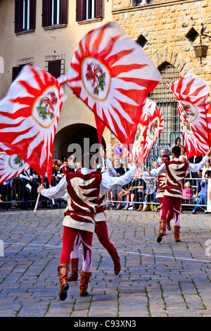 Volterra Italien Europa Flagge Wurf Wettbewerb. Volterra Hill Stadt Italien. Stockfoto