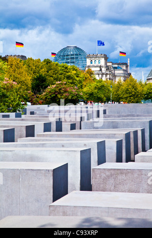 Denkmal für die ermordeten Juden Europas oder das Holocaust-Mahnmal mit der Reichstagskuppel in der Ferne in Berlin, Deutschland Stockfoto