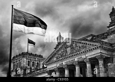Gewitterwolken über dem Reichstag, Deutschen Bundestag in Berlin, Deutschland. Farb-Version erhältlich bei C93XXG und C93Y2F Stockfoto