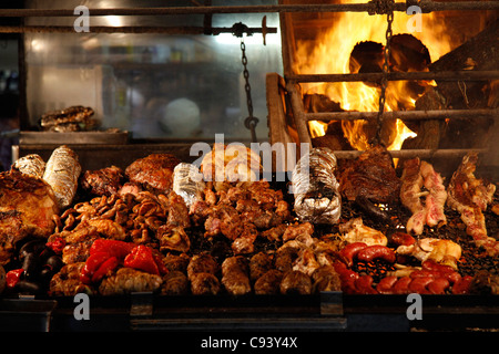 Fleisch gekocht über Holz Grills auf dem Mercado del Puerto, Montevideo, Uruguay. Stockfoto