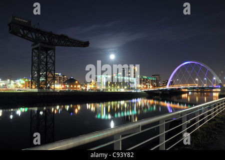 Abends fällt über den Clyde Arc (aka The zuzukneifen Brücke) auf Glasgows River Clyde. Stockfoto