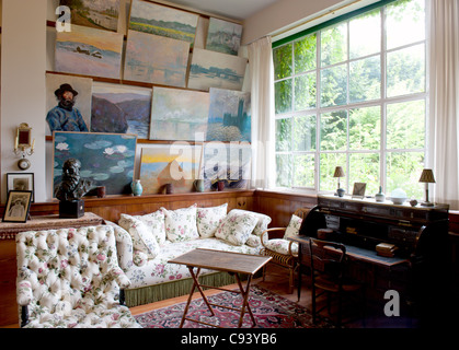 Salon des impressionistischen Malers Claude Monet in seinem Haus in ländlichen Giverny in der Seine-Tal der Normandie, Frankreich Stockfoto