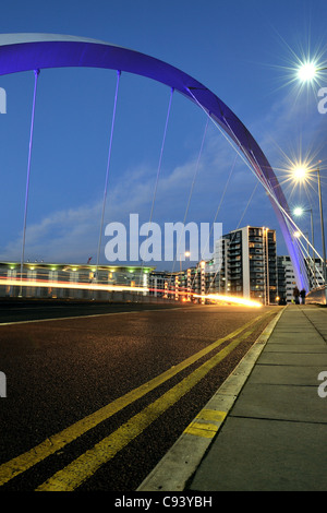 Abends fällt über den Clyde Arc (aka The zuzukneifen Brücke) auf Glasgows River Clyde. Stockfoto