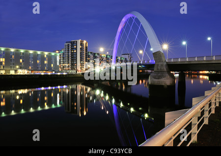 Abends fällt über den Clyde Arc (aka The zuzukneifen Brücke) auf Glasgows River Clyde. Stockfoto