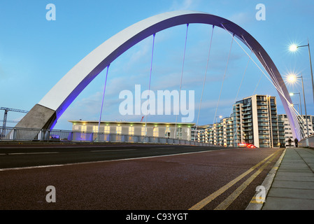 Abends fällt über den Clyde Arc (aka The zuzukneifen Brücke) auf Glasgows River Clyde. Stockfoto