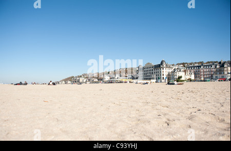 Sandstrand des Badeortes Trouville-sur-Mer an der Mündung des Flusses Touques in der Normandie, Frankreich Stockfoto