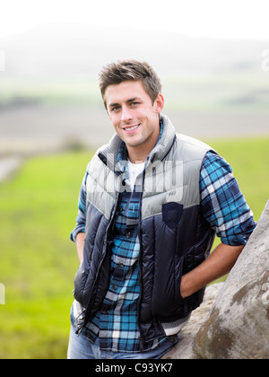 Junger Mann im Land Stockfoto
