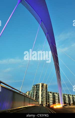 Abends fällt über den Clyde Arc (aka The zuzukneifen Brücke) auf Glasgows River Clyde. Stockfoto