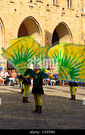 Volterra Italien Europa Flagge Wurf Wettbewerb. Volterra Hill Stadt Italien. Stockfoto