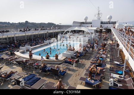 Kreuzfahrtschiff MSC Armonia - beschäftigt Deck und Pool-Bereich in der Sonne, mit Passagieren. Stockfoto