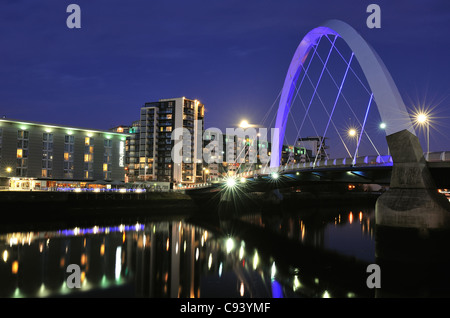 Abends fällt über den Clyde Arc (aka The zuzukneifen Brücke) auf Glasgows River Clyde. Stockfoto