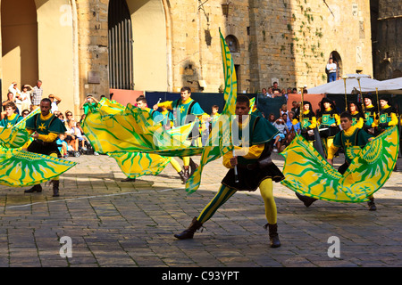 Volterra Italien Europa Flagge Wurf Wettbewerb. Volterra Hill Stadt Italien. Stockfoto